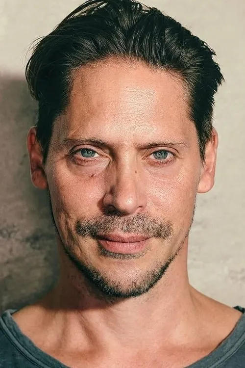 Neil Newbon — personaje: Ernst Robinson