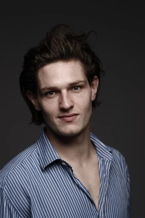 Nelson Delapalme interpretando a Karl