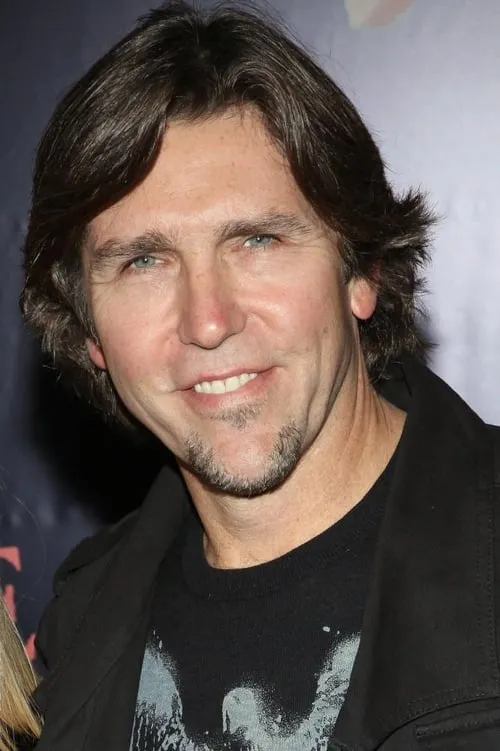 Nelson McCormick interpretando a Radio Voice (voice)