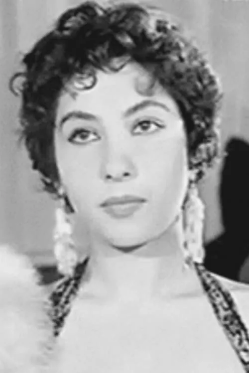 Neşe Yulaç interpretando a