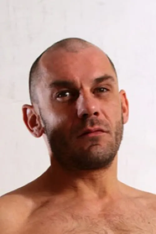 Nic James interpretando a 