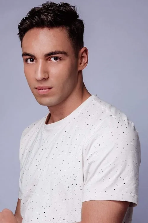 Nicholas Andrianakos interpretando a Javier Torres