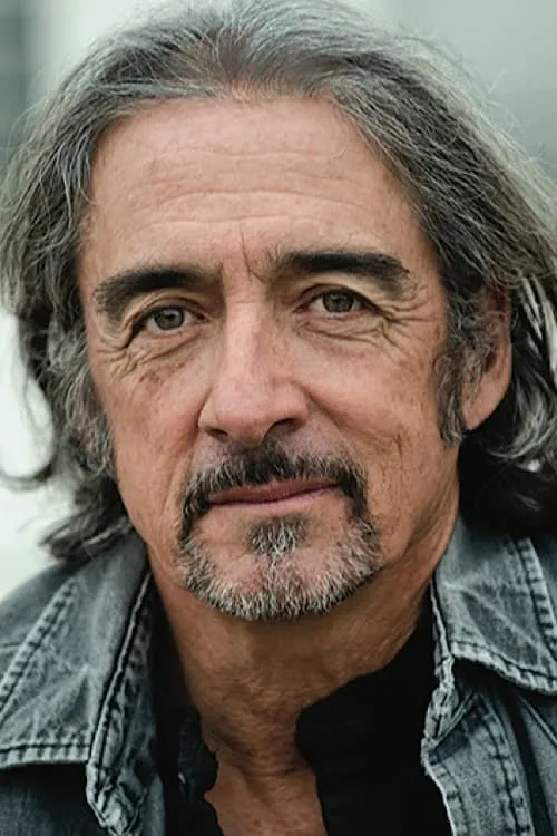 Nicholas Ballas interpretando a Abe Nolan