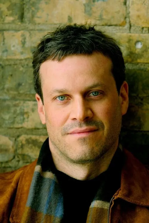 Nicholas Franklin Bray interpretando a Tom Johnson