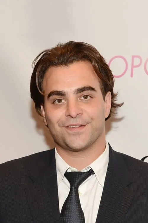 Nicholas Jarecki interpretando a 