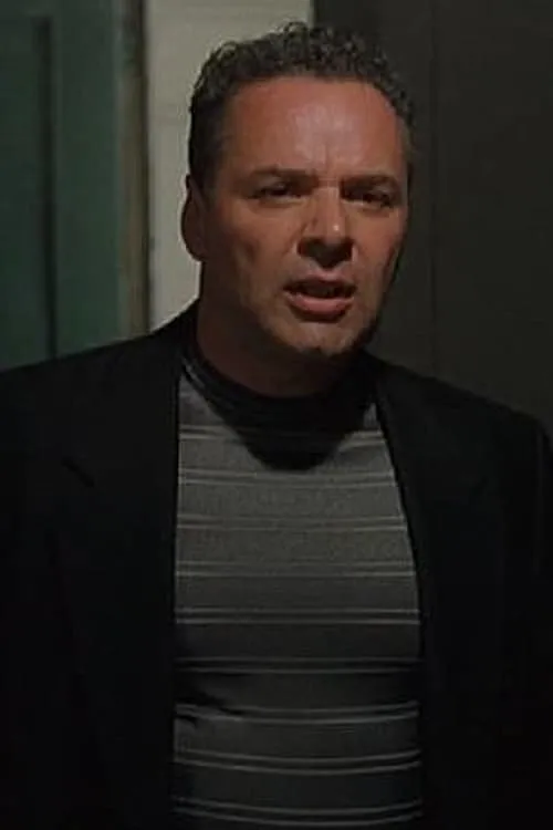 Nicholas Pasco interpretando a Trooper Vukelich