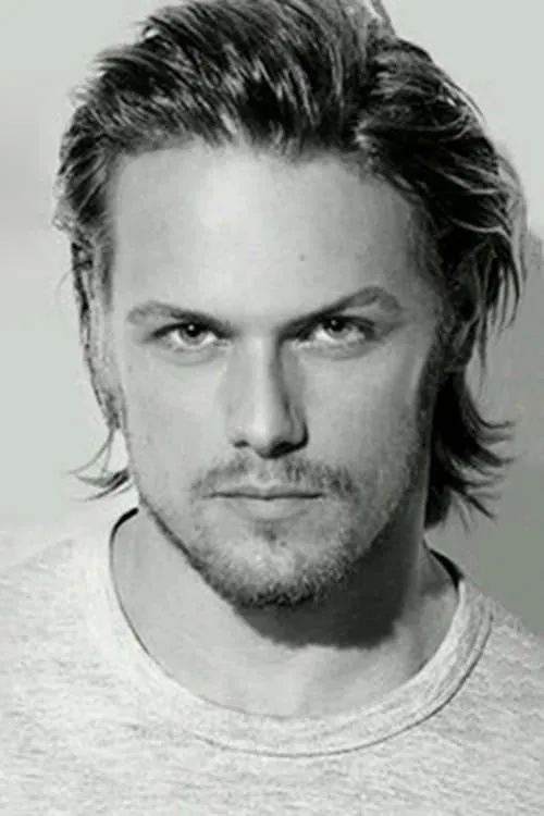 Nicholas Rogers interpretando a Ferrante Albrizzi