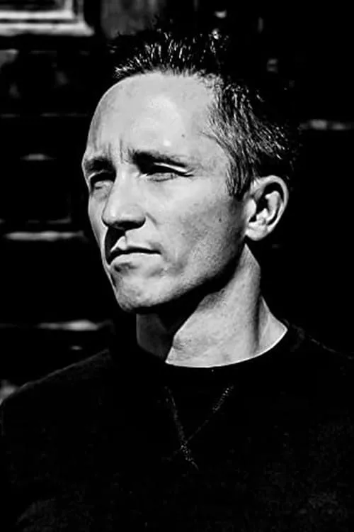 Nicholas Treeshin interpretando a Detective Burnetta