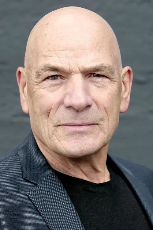 Nicholas W. von Zill interpretando a Maitre D'