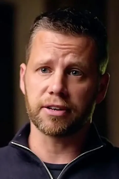 Nick Bailey interpretando a Self