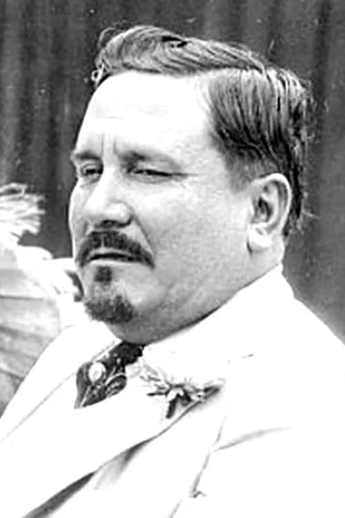 Nick De Ruiz interpretando a Chang Lee