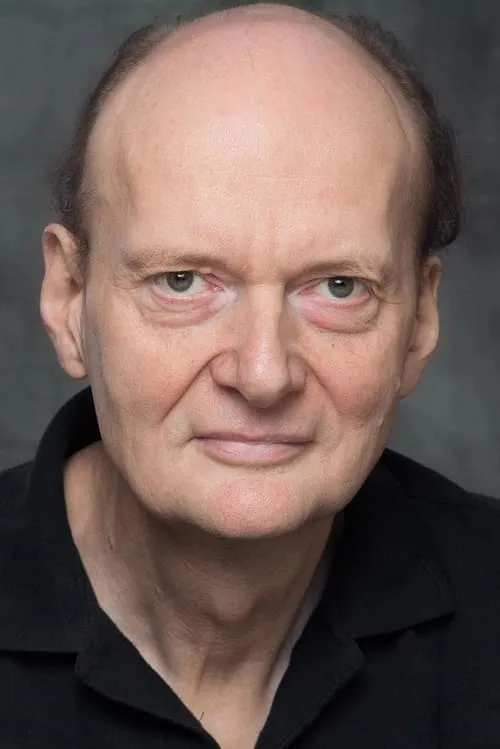 Nick Ewans interpretando a Barry