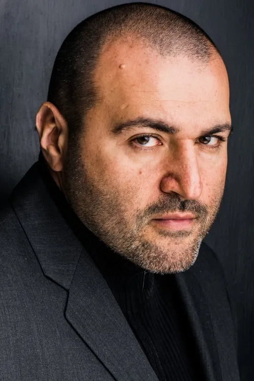 Nick Gracer interpretando a Pavel