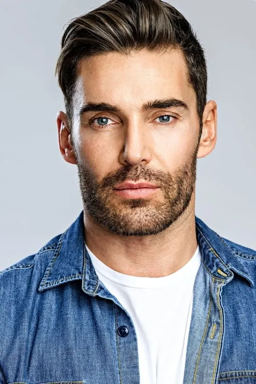 Nick Hounslow interpretando a Prince Alexander