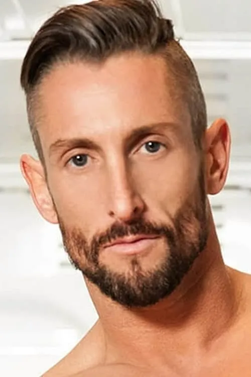 Nick North interpretando a