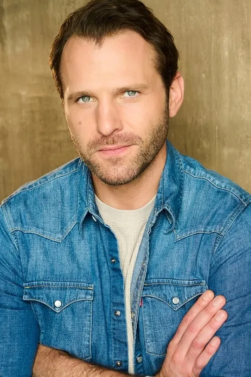 Nick Rhys interpretando a Sam