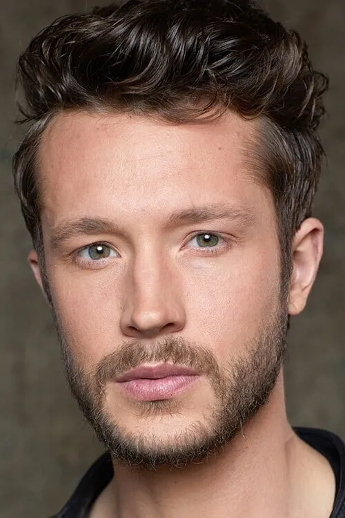 Nick Roux interpretando a Scott