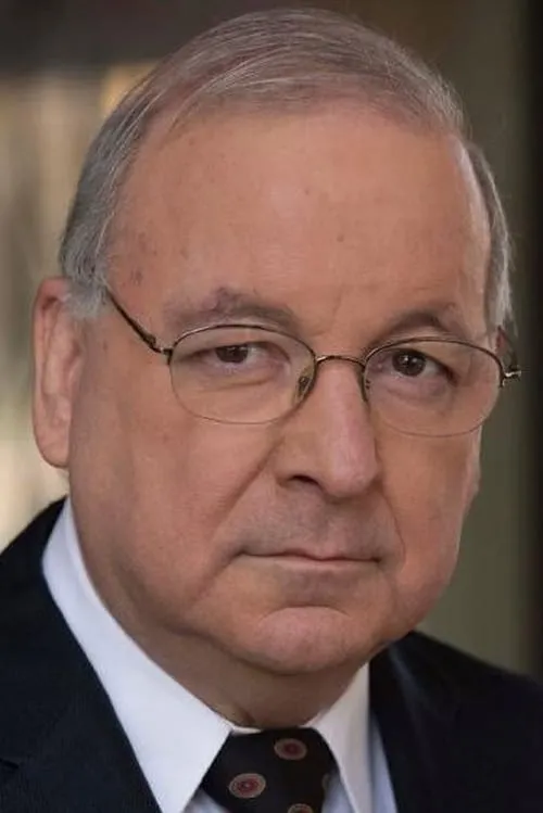 Nick Toth interpretando a Mike Baker