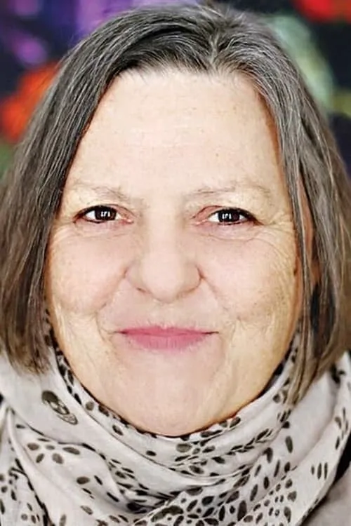 Nicola Cavendish interpretando a Betty