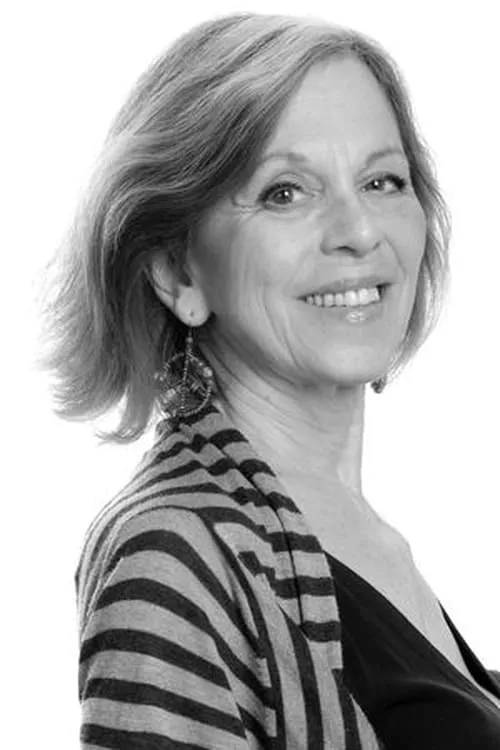 Nicola Lipman interpretando a Nancy Bloom