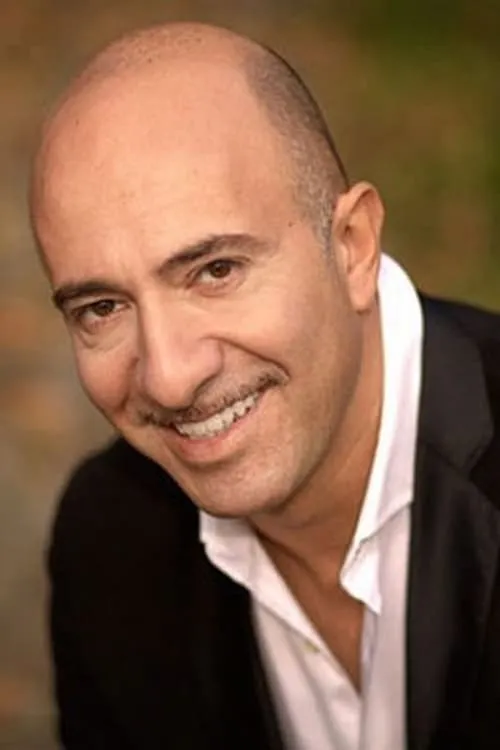 Nicola Stravalaci interpretando a Sandro