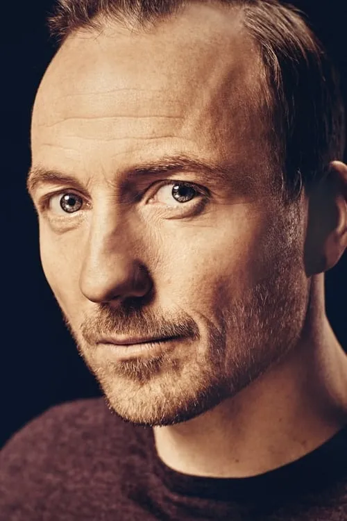 Nicolai Jandorf Klok interpretando a Lars