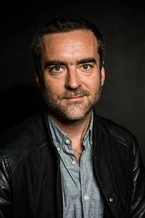 Nicolas Silhol interpretando a