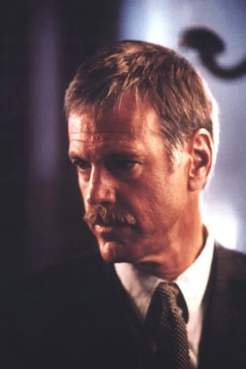 Nicolas Surovy interpretando a Evan Stark