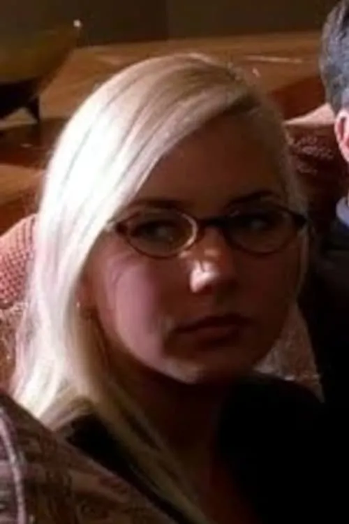 Nicole Brunner interpretando a Melissa