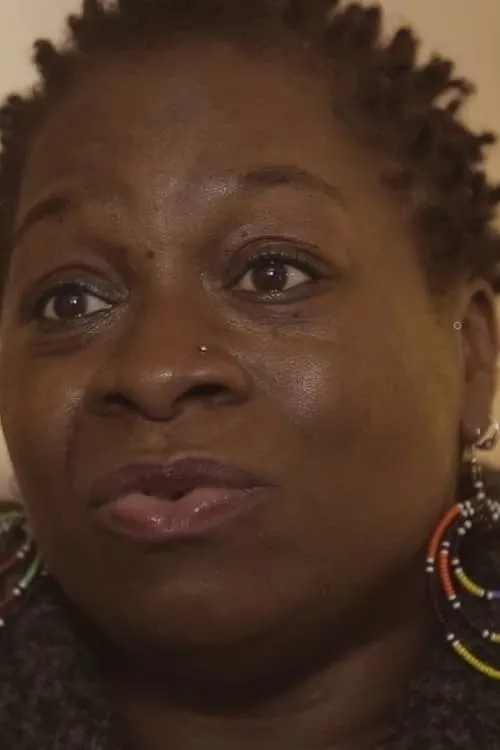 Nicole Letuppe interpretando a Sarah