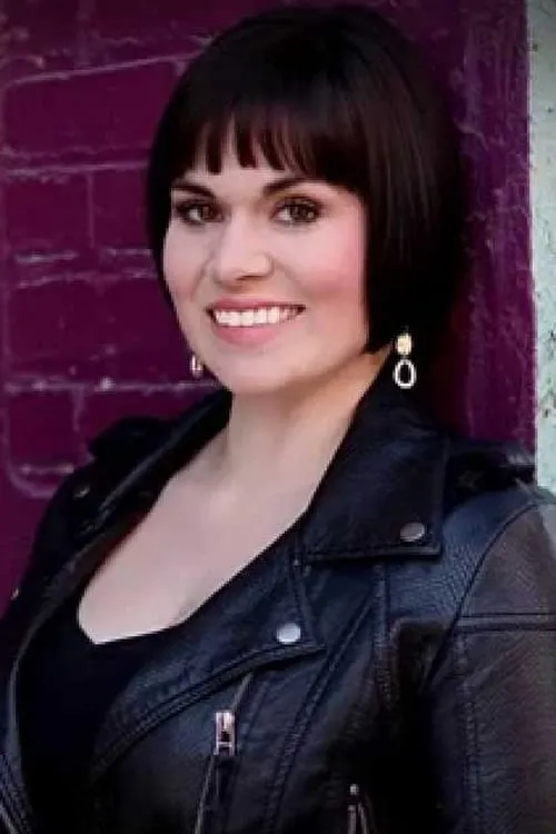 Nicole Santorella interpretando a Cassie Traxler