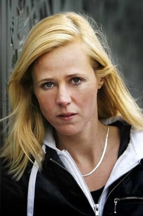 Nicole van Nierop interpretando a Manuela van Grinsven