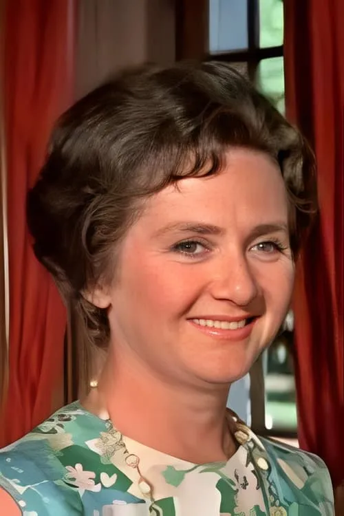 Nicole Vervil interpretando a Cécilia Gerber