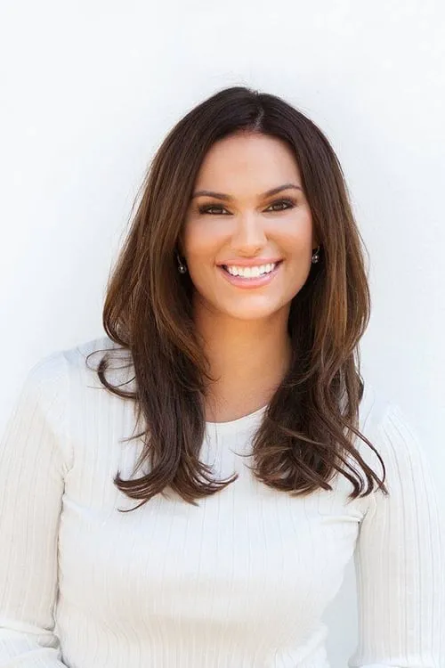 Nicole Weider interpretando a Skyler Stone