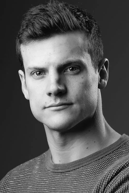 Nigel Allen interpretando a George