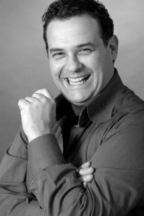 Niki Giustini interpretando a