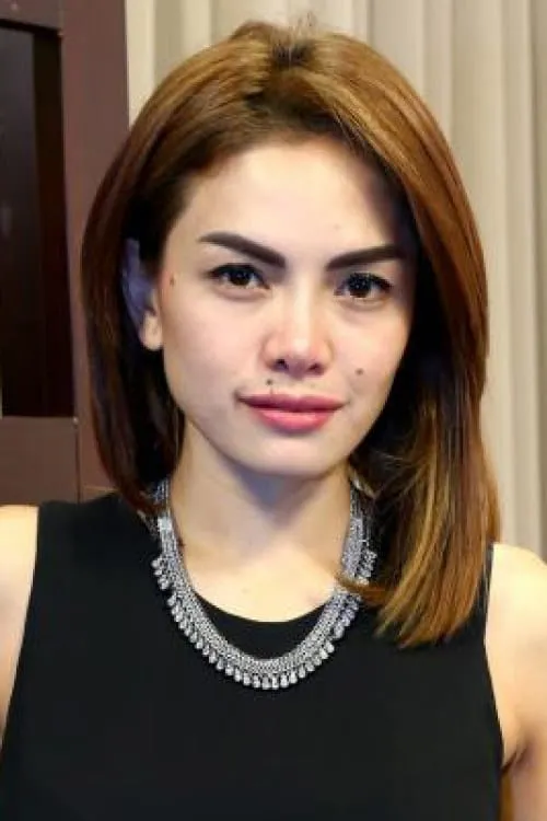 Nikita Mirzani interpretando a Jupe