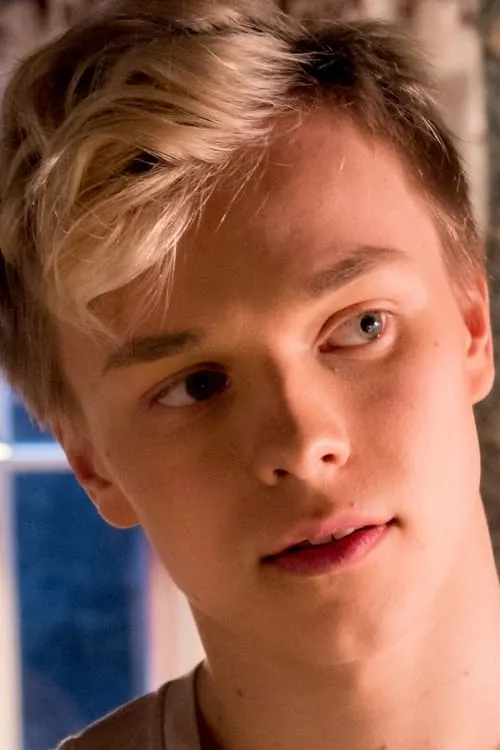 Niklas Rautén interpretando a Tema