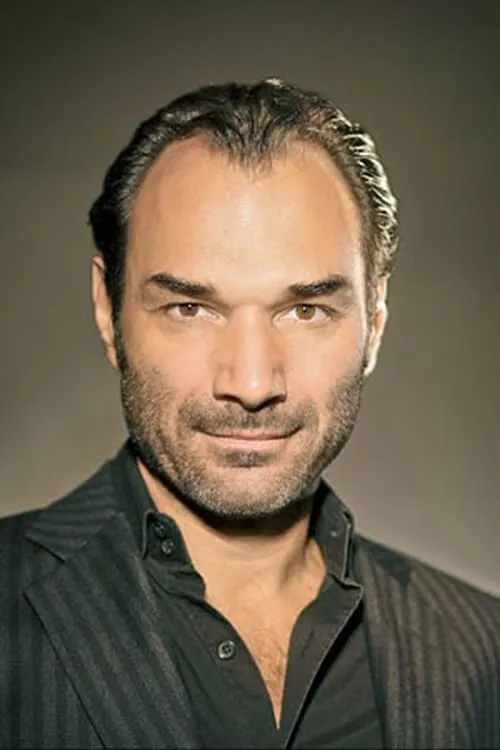 Nikolai Schukoff interpretando a Erik