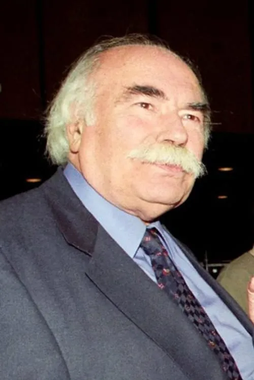 Nikos Kouros interpretando a