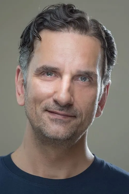 Νίκος Ψαρράς interpretando a