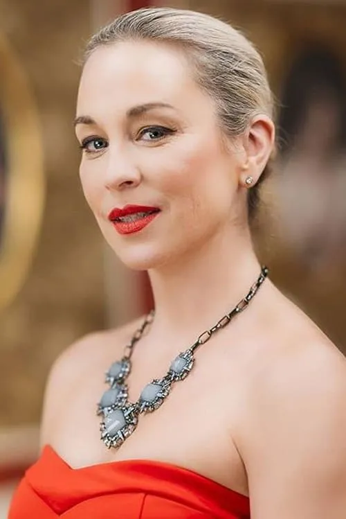 Nina Ivanič interpretando a 