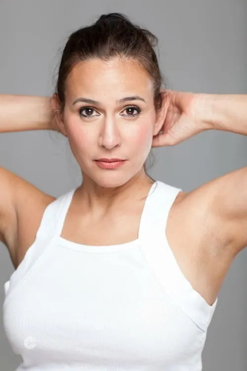 Nina Leon interpretando a Hispanic Woman