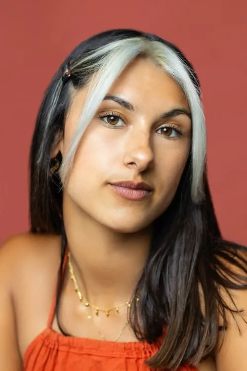 Nina Singh interpretando a Garage Girl