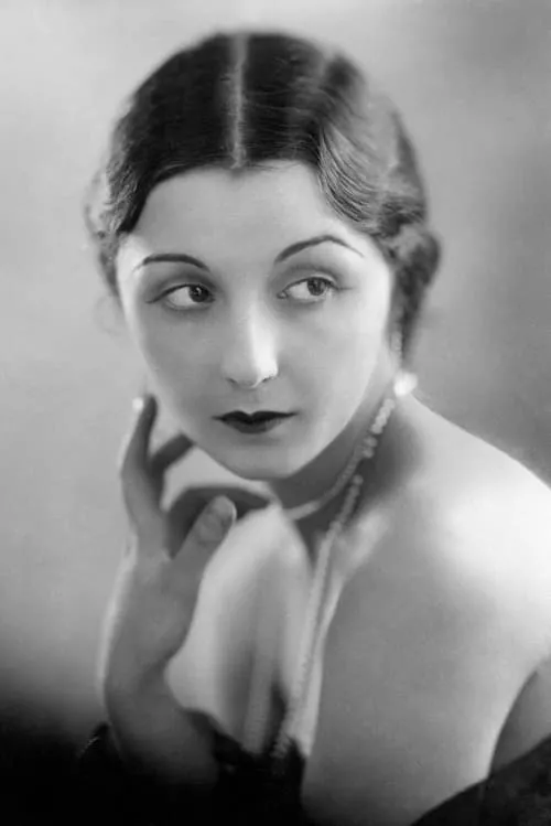 Nina Vanna interpretando a Madeline