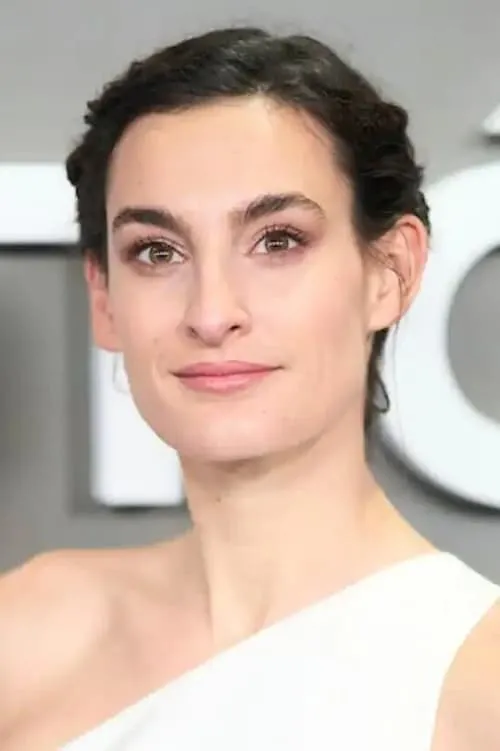 Nine d'Urso interpretando a Carole