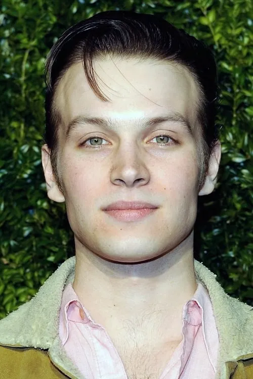 Noah Le Gros interpretando a James McCallister