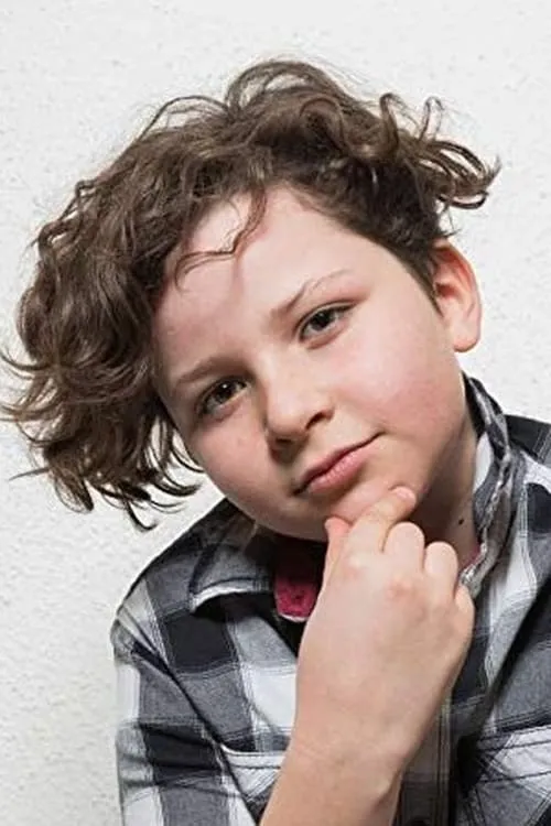 Noe Krejcí interpretando a Max