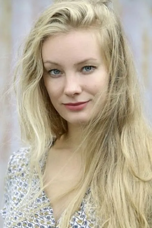 Nora Quest interpretando a Sabine