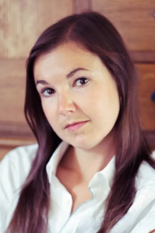 Norah Sadava interpretando a Short Cassandra